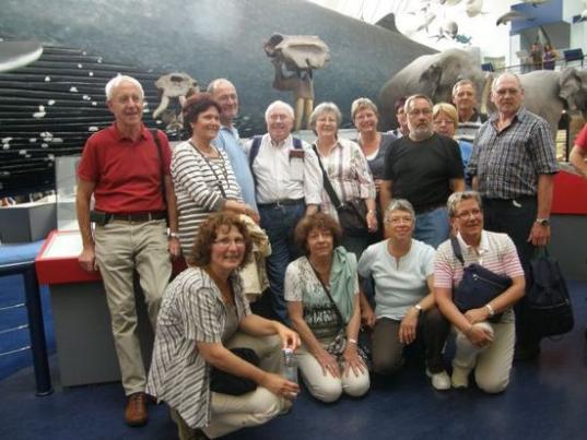 Reisegruppe vor dem Original des aus Eppelsheim stammenden Schädels des Dinotherium giganteums