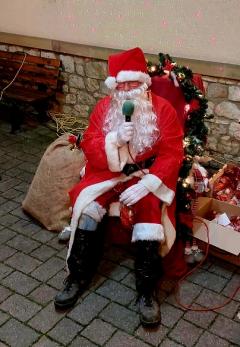 Der Nikolaus sitzt in seinem geschmückten Stuhl