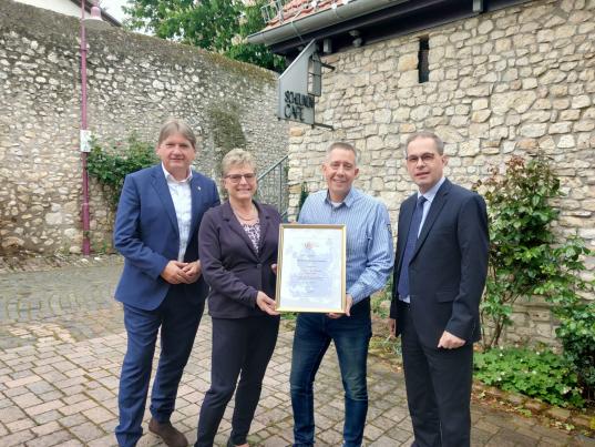 Die Urkunde wird stolz präsentiert