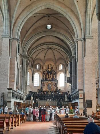 Die Reisegruppe im Dom St. Petrus