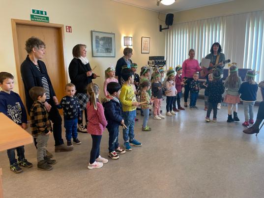 Die Kinder der Kita am Effenkranz singen ein Ständchen