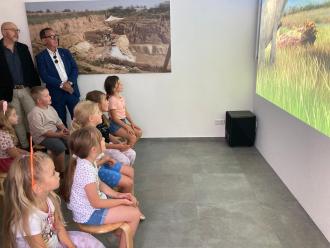 Kinder schauen begeistert den Teaser des Dinotherium