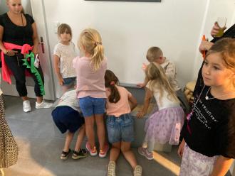 Kinder schauen in die Grabungskiste