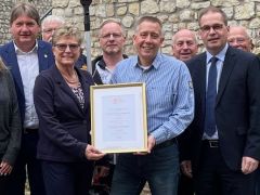 Landrat Heiko Sippel dankt für herausragenden Einsatz - Auszeichnung „Ehrenamt des Monats“ für den Verschönerungsverein Eppelsheim 1880 e.V.