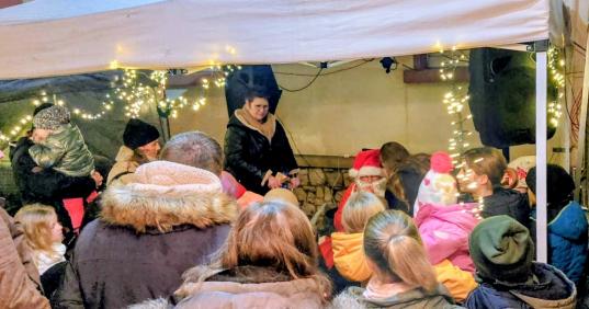 Besuch des Nikolauses auf dem Eppelsheimer Weihnachtsmarkt