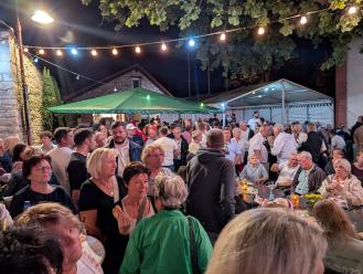 Der mit Menschen gefüllte Kerbeplatz
