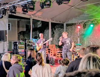 Eine weitere Band auf der Bühne