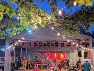 Eine Band auf der Bühne