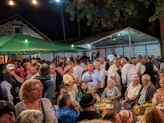 Der mit Menschen gefüllte Kerbeplatz
