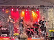 Eine Band auf der Bühne