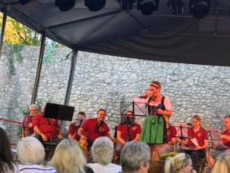 Ein Orchester auf der Bühne